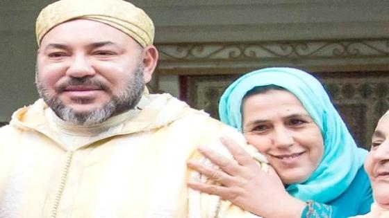 صورة تحصد ملايين المعجبين لمواطنة مغربية تعانق محمد السادس يوم الامس الجمعة