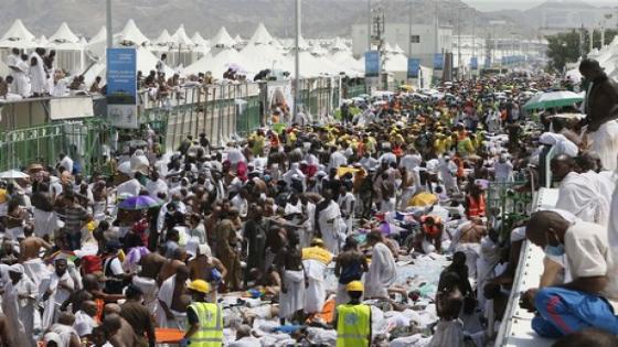 Peregrinos musulmanes se reúnen entre las víctimas de una estampida en Mina, Arabia Saudí, durante la peregrinación anual del hajj, cerca de La Meca, el jueves 24 de septiembre de 2015. (Foto AP)